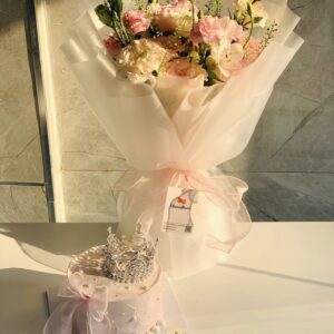 combo bánh kem vương miện và bó hoa tươi thắm