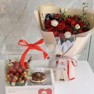 set dâu tây và hoa tươi