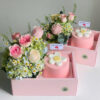set bánh và hoa màu hồng