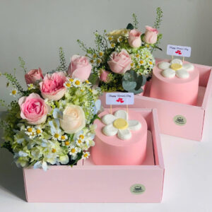 set bánh và hoa màu hồng