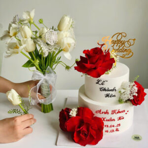 bánh cưới và hoa cưới