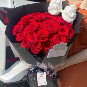 Bó hoa hồng đỏ ecudo có nơ trắng